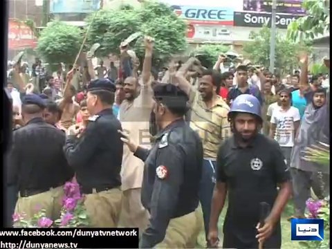 Dunya news-Gujranwala: PTI workers injured after PML-N allegedly attacked Azadi March