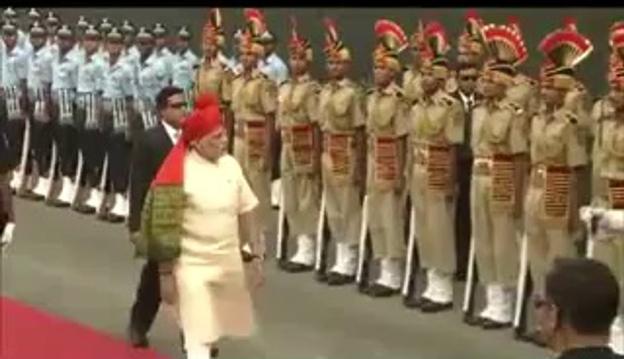 PM Modi inspecting the Guard of Honour at Red Fort on 68th Independence Day