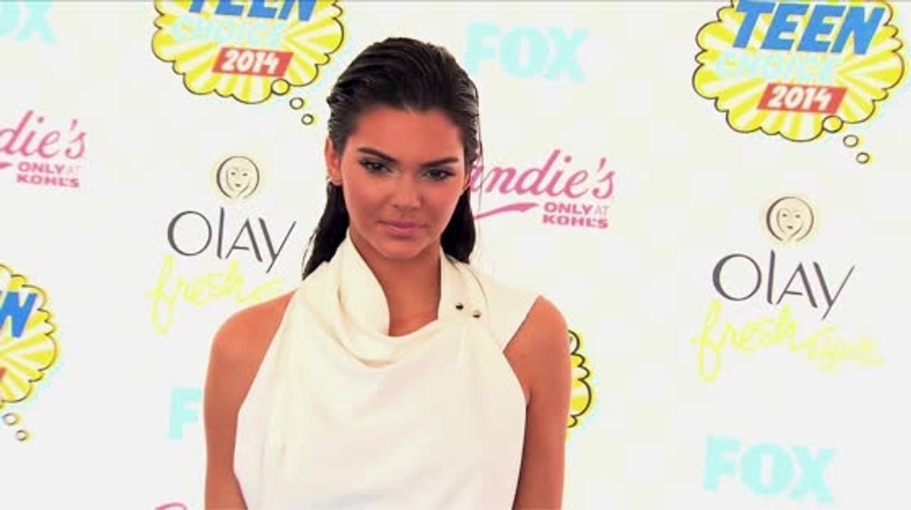 Kendall Jenner droht eine Kellnerin wegen Verleugnung zu verklagen