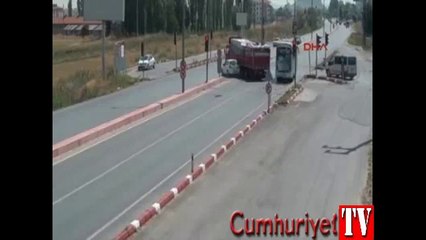 Kaza anı kamerada: Hatalı dönüş