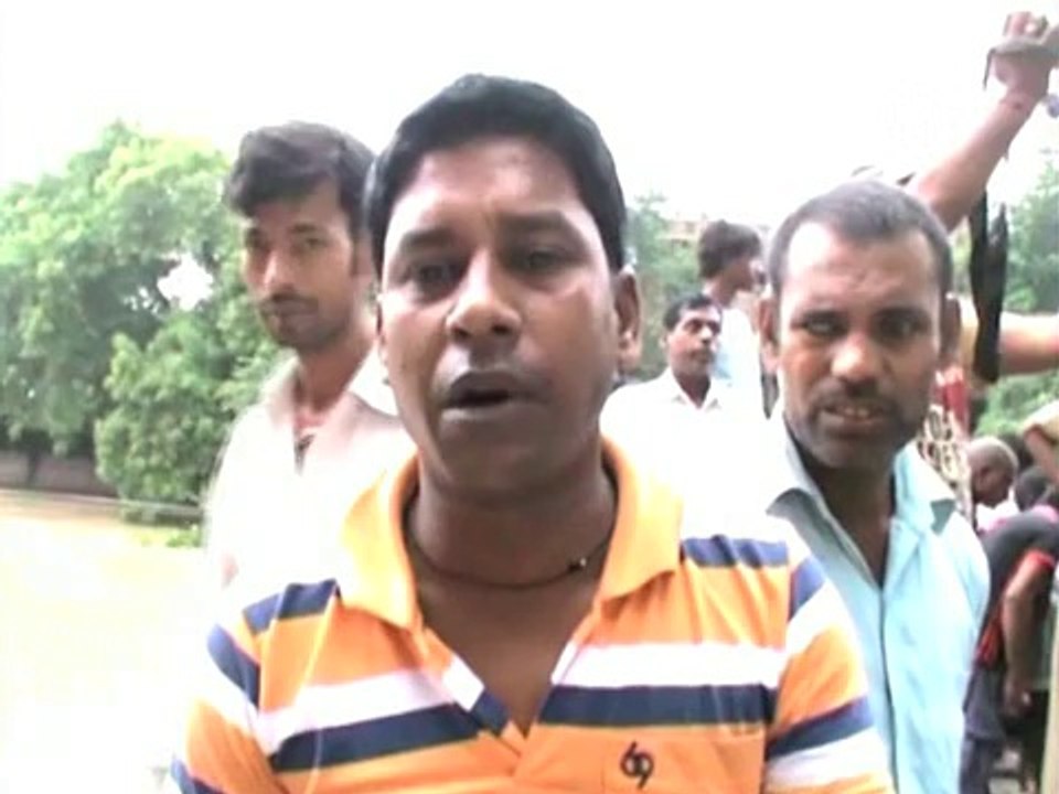 В Индии из-за наводнения рухнул 3-этажный дом