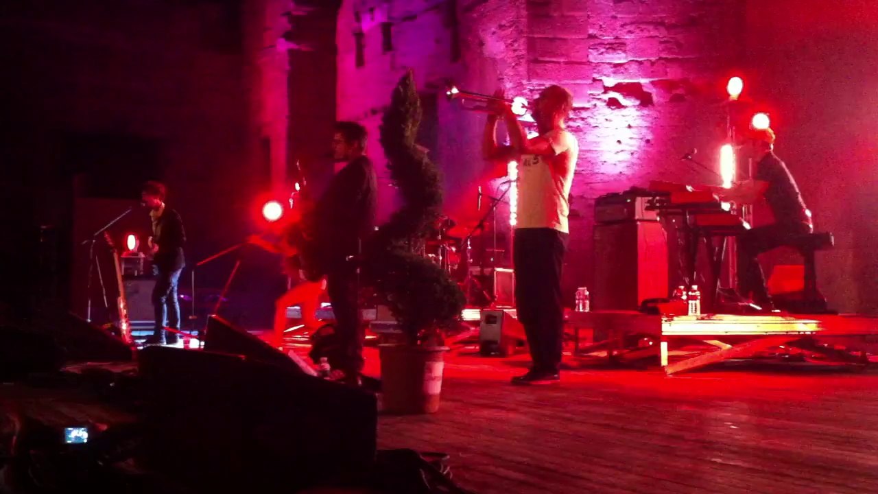 La tornade blonde Nina Attal enflamme le théâtre antique