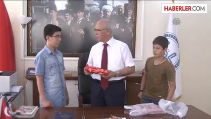 Çorap satıp parasını Gazzeli kardeşlerine gönderdiler -