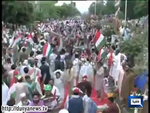 Tahirul Qadri embraces armed individual, says he has forgiven this “Gullu Butt of Islamabad”