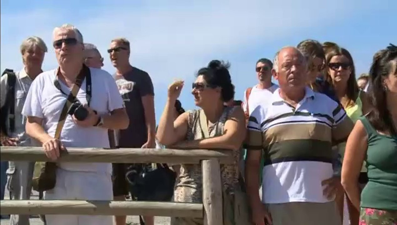 Polish couple fall off cliff taking selfie video Dailymotion