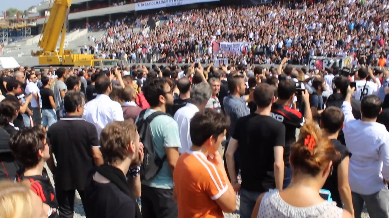 Efsane Başkan Seba'nın cenazesinde taraftarlar Seba'ya sevgilerini sloganlarla dile getirdiler. Ölümle Yaşamı Ayıran Çizgi, Siyahla Beyazı Ayıramaz ki, Her Yolun Sonu Ölüm Olsa da, Sevenleri Kimse Ayıramaz ki. Kimsenin adamı Olmayacağız