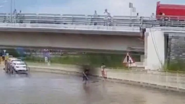 Arabasını yolda biriken suda batırdı