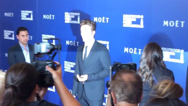 14.08.2014 Robert Pattinson poses at the HFPA Grants Banquet Red Carpe