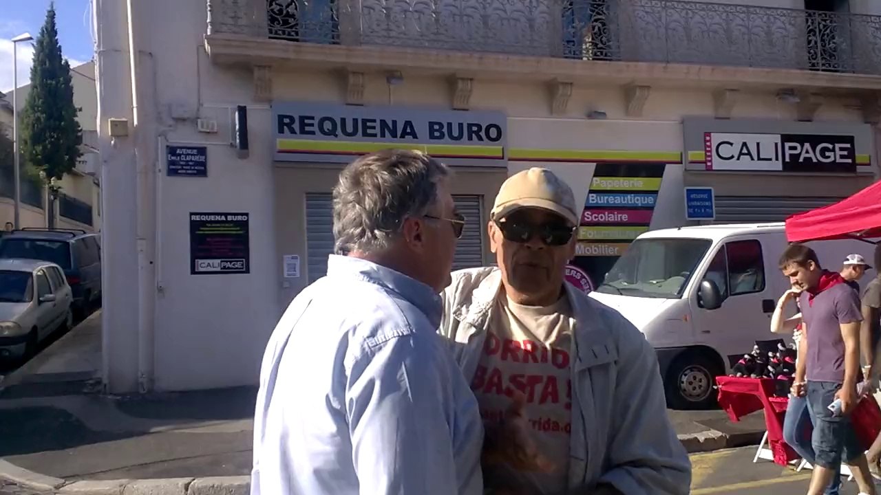 présence symbolique devant les arènes de Béziers