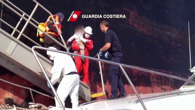 Porto Empedocle (AG) - Trasbordo di migranti (14.08.14)