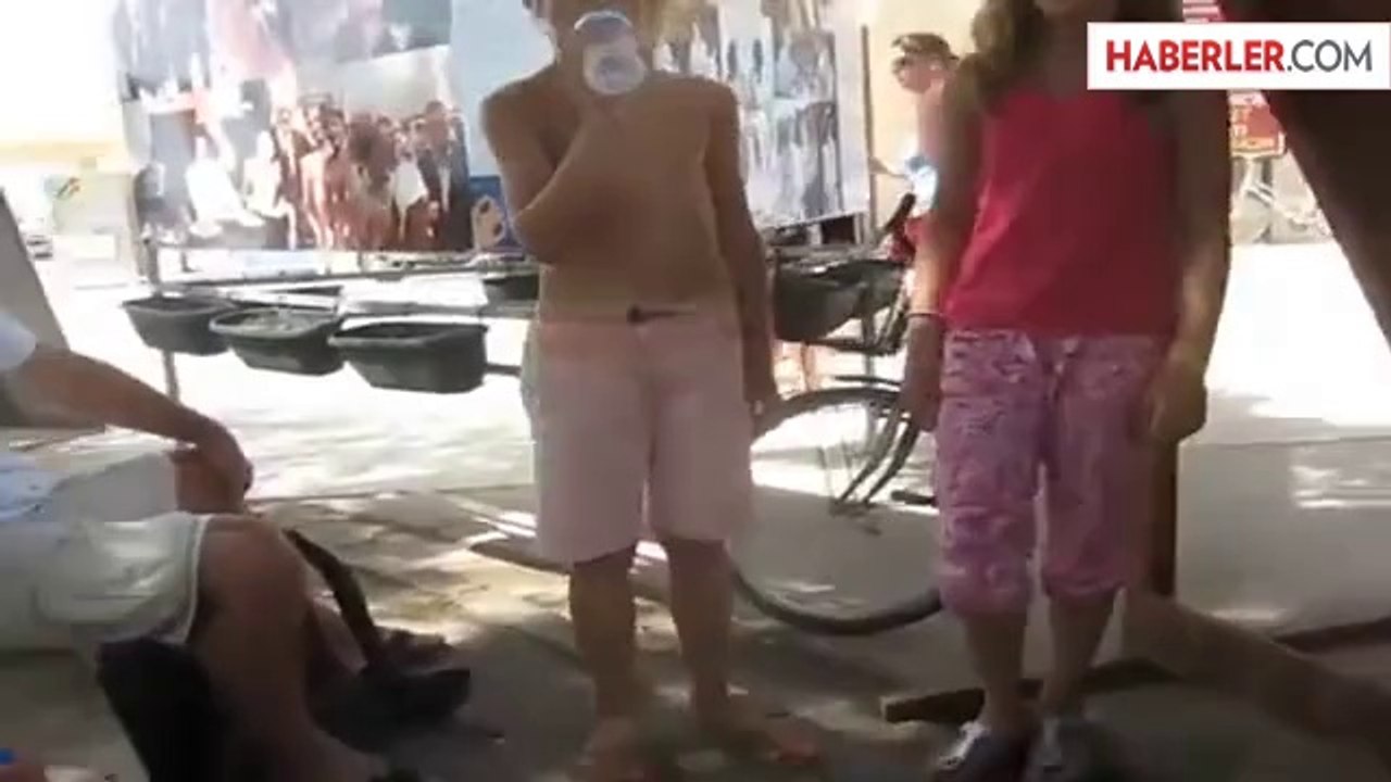 Su İçmeye Çalışan Sevimli Karga
