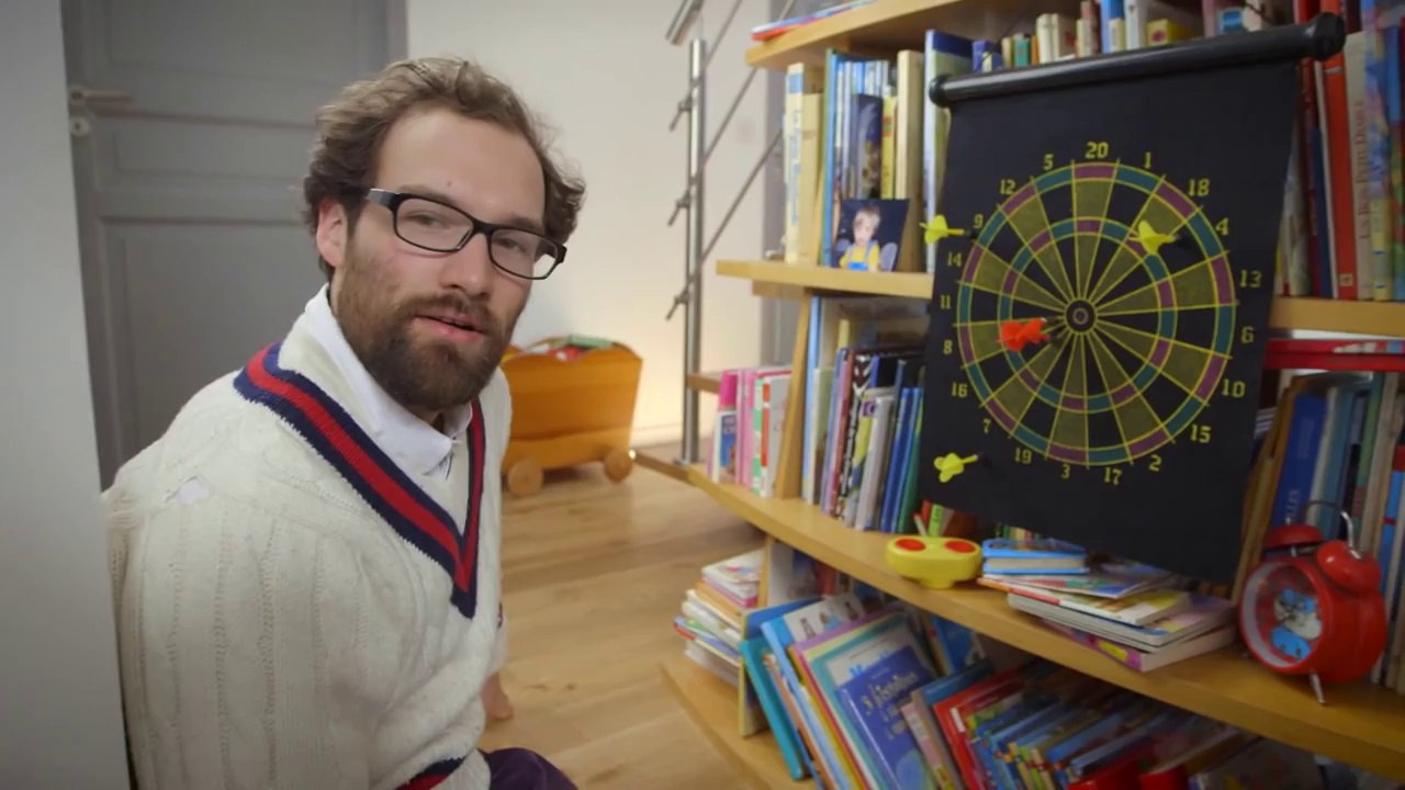 Un enfant atteint de trisomie 21 souhaite une bonne fête à son papa