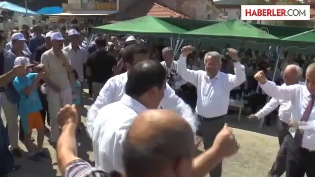 Ekonomi Bakanı Zeybekci, zeybek oynadı -