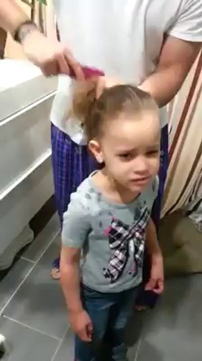 Kızının saçını toplayan komik baba