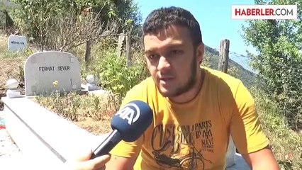 Depremde yitirdiği anne ve babasının özlemiyle yaşıyor -