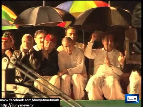 Dunya News - KP CM smokes in Islamabad while Peshawar citizens die in deadly rain related accidents
