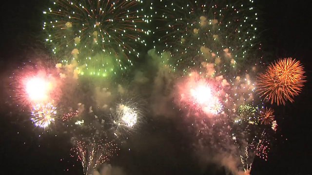 Feu d'artifice sur la baie des Anges à Nice