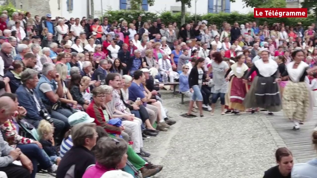 Concarneau. Filets Bleus : on apprend la danse bretonne… euh… bretonne ?