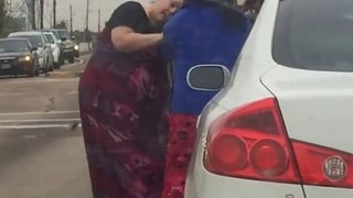 Big body woman fight on road