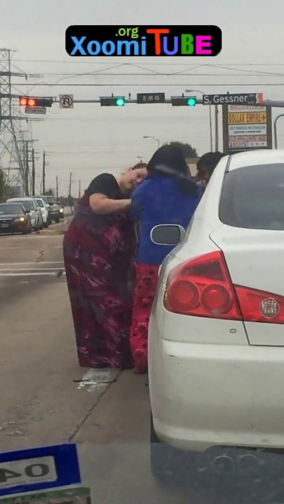 Big body woman fight on road