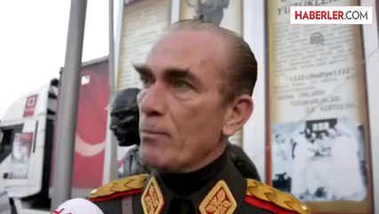 Atatürk'e benzeyen kişiyle fotoğraf çektirdiler -