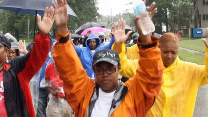 Des habitants de Ferguson rendent hommage à l'adolescent abattu