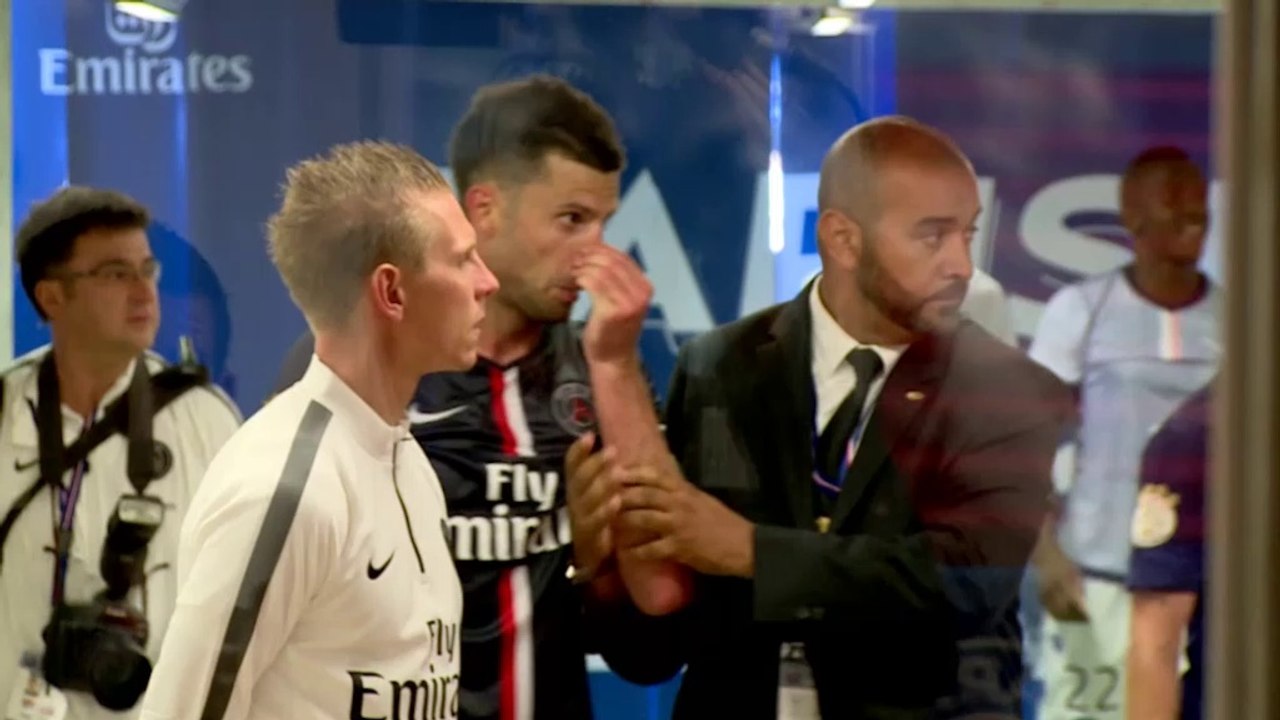 Francia - Thiago Motta, ensangrentado, en el túnel de vestuarios