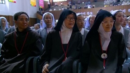 Monks and nuns greet Pope Francis