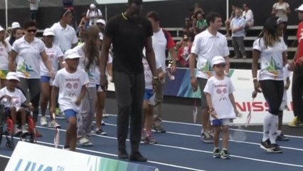 Usain Bolt dances the samba with Rio's youth