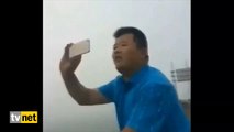 Selfie çekerken telefonu suya düşürmek