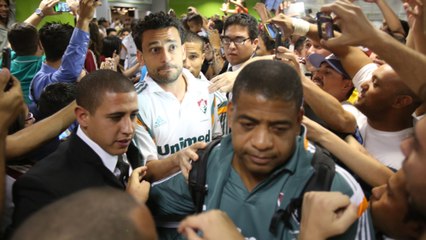 Ídolo! Fred é ovacionado pela torcida do Flu em aeroporto
