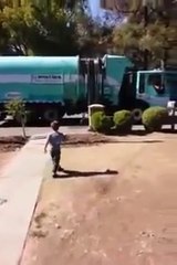 Otizm hastası küçük çocuğun çöp arabasını hergün beklemesi