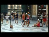 Napoli - La galleria Umberto I transennata e con turisti (16.08.14)