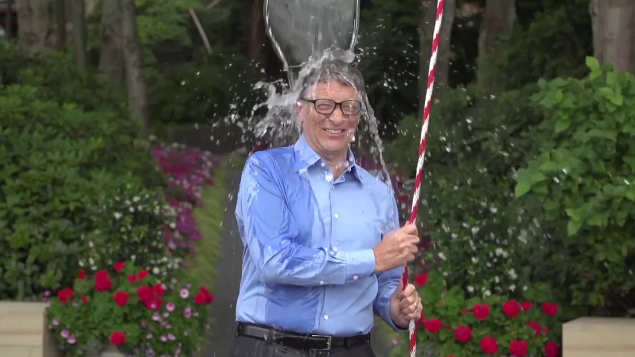 Bill Gates a relevé le défi du seau d'eau glacé lancé par Mark Zuckerberg