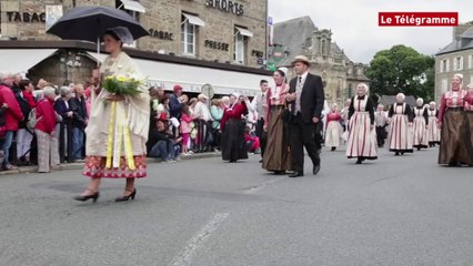 Guingamp. Le défilé de la Saint-Loup en ville