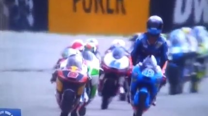 Moto3  Alex Rins lève les bras un tour avant la fin pensant avoir gagné