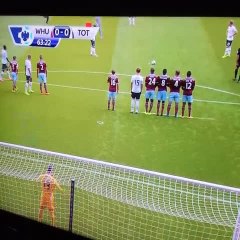 Vidéo Insolite – Premiere League: Le supporter exécute le coup franc à la place du joueur