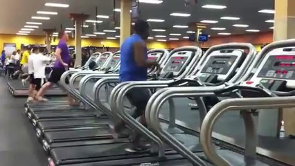 Koşu bandında dans eden adam