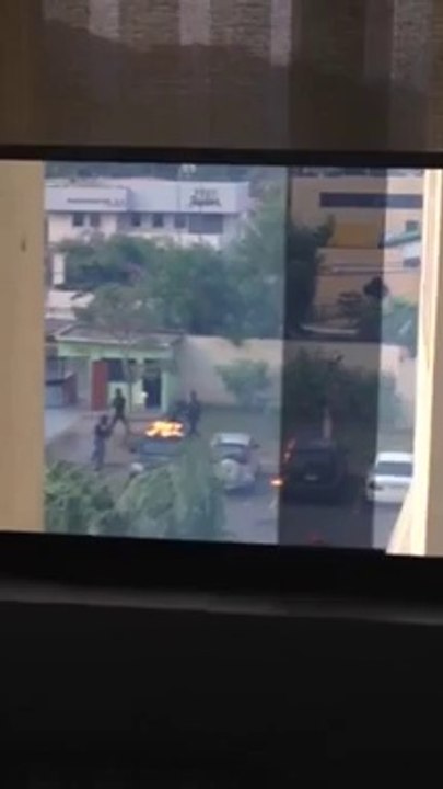 Gnb quemando carros Res. El Viñedo Valencia 19-02-2014