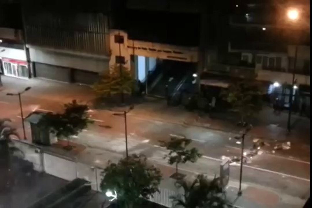 GNB Reprimiendo Y Disparando Contra Edificios En Chacao- caracas  - 05_03_2014