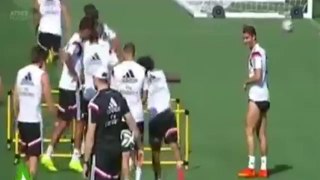 Cristiano Ronaldo bromea con Coentrao y le hace una peineta on Real Madrid Training 2014 HD