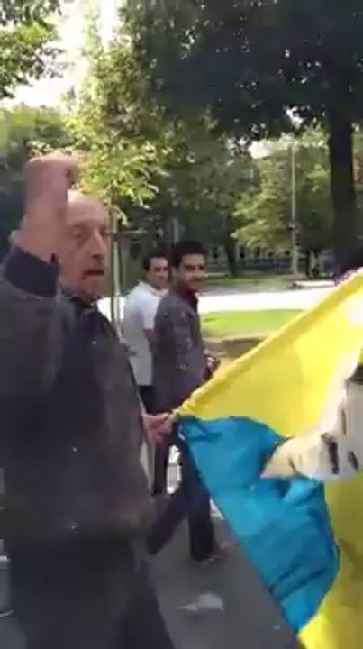 Alman biri Hernepese okuyor - Hemwelatiyeki Alman hernepese distire