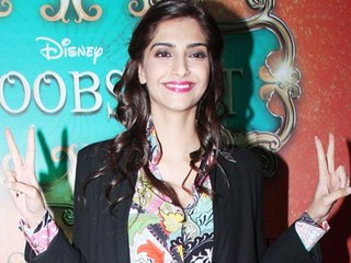 Sonam Kapoor Promotes Khoobsurat At The Umang Fest