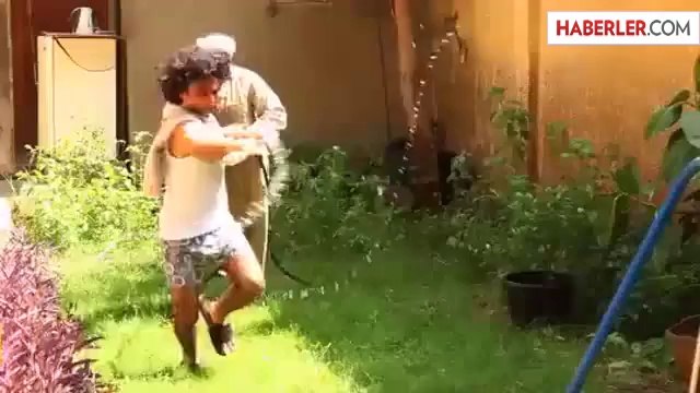 Mısırlı Komedyen Ghalasa, Yaptığı Şakalarla Gülmekten Kırıp Geçirdi