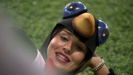 Lê manda beijinho e provoca "C" - 16/02/14