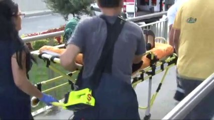 Metrobüs asansöründe mahsur kaldılar!