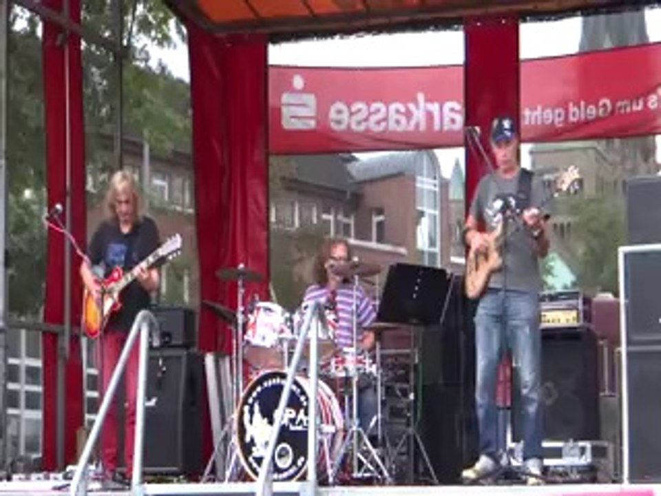 Opa kommt- Looking out my back Door_xvid