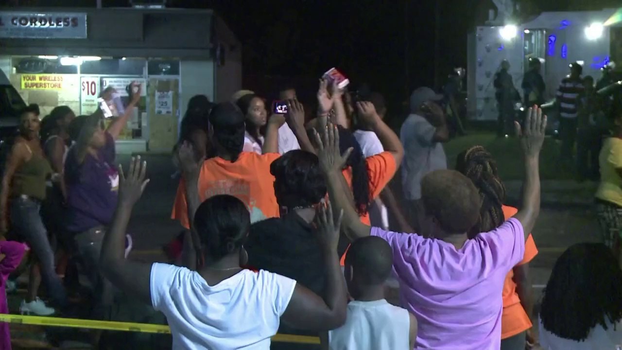 Police fire tear gas to disperse Ferguson crowd