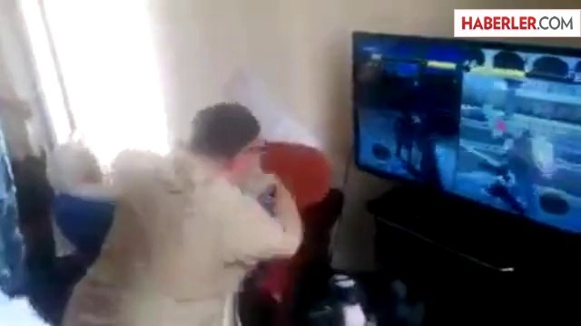 Oyun Konsoluna Kendini Kaptıran Dedeler Güldürdü