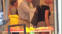 Massimo Boldi fa shopping con la compagna De Nardis a Forte dei Marmi